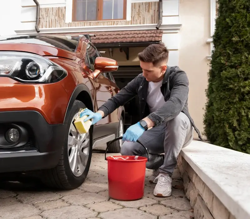 Lavage auto à domicile La Forêt-du-Parc : professionnel intervenant sur un véhicule